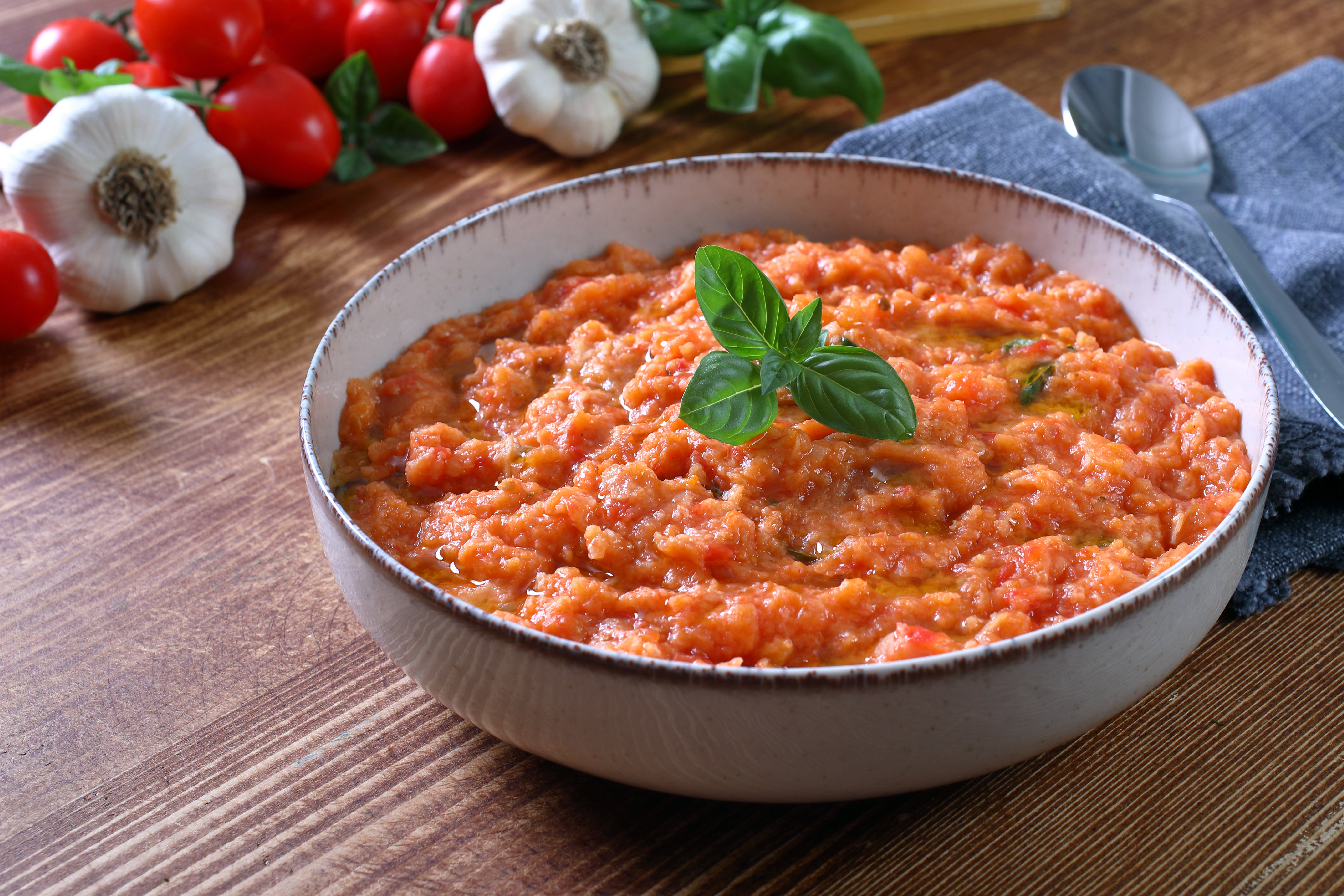 <p>Pappa al pomodoro: una ricetta toscana al sapore d’estate (come prepararla e che vino abbinare) </p>
